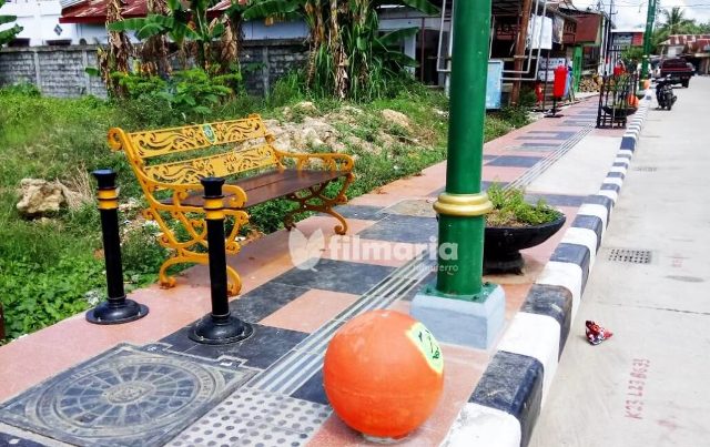 pedestrian benches on the sidewalk